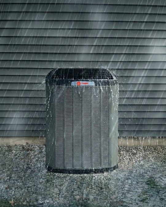 Un condensador Trane funcionando bajo una fuerte lluvia de Florida